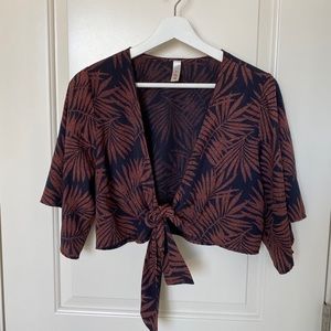 Flowy leaf print knot top!